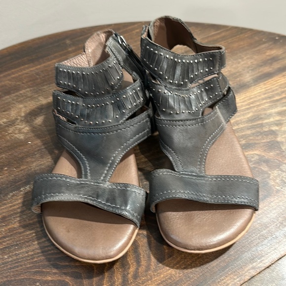 Roan Sandal Women’s Size 7 by Bedstu Charla Charcoal Sandal - Picture 1 of 6